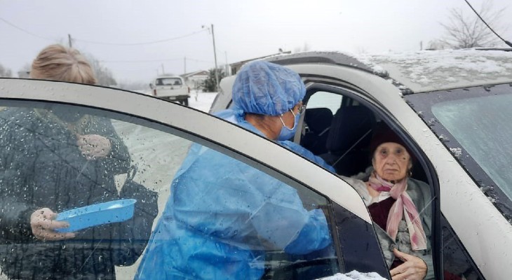 Personal de salud inocula a mayores de 70 años bajo la nieve