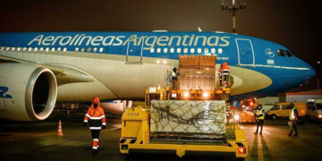 Un nuevo vuelo partió en búsqueda de vacunas Sinopharm