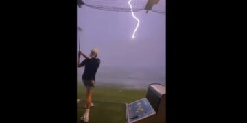 Lanzó una pelota de golf y un rayo la calcinó en el aire
