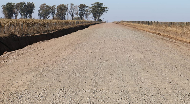 Provincia habilitó la mejora de un camino rural en Serrano