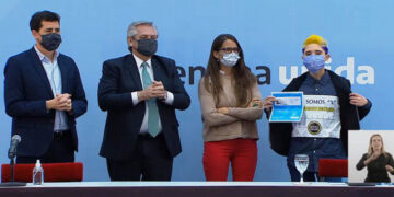 Fernández presentó los DNI para personas no binarias