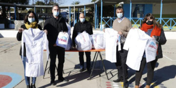 Inició la distribución de guardapolvos a más de 15 mil alumnos