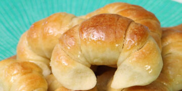 Novedosa iniciativa: regalan medialunas a quienes se vacunaron