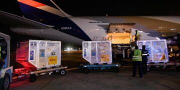 Llegó un nuevo vuelo de Aerolíneas con 768 mil dosis de Sinopharm