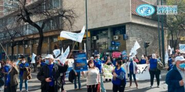 Personal de salud de Córdoba sigue en reclamo por mejoras salariales