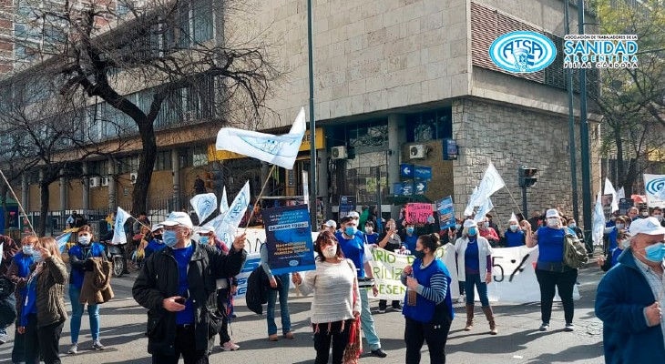 Personal de salud de Córdoba sigue en reclamo por mejoras salariales
