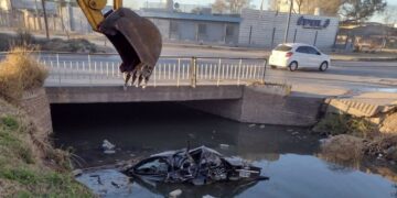 Retiran del Canal Maestro Sur un vehículo abandonado tras accidente