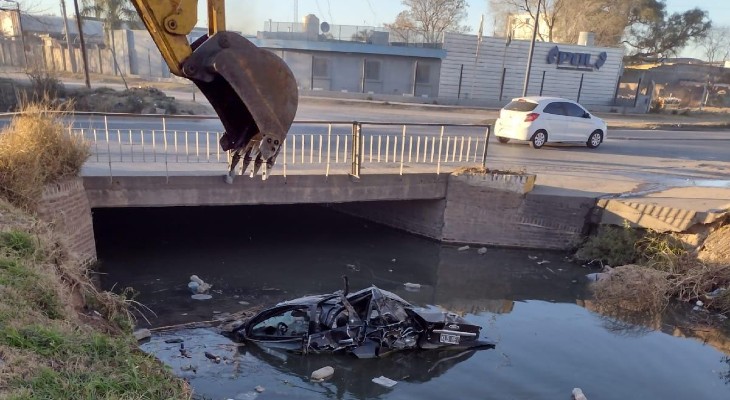 Retiran del Canal Maestro Sur un vehículo abandonado tras accidente