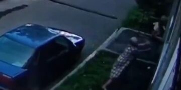 Atrapó en sus manos a un bebé que cayó desde la ventana de un edificio