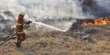 Bomberos voluntarios combaten varios focos de incendios