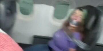 Sufrió un brote y quiso abrir la puerta de emergencia del avión en pleno vuelo