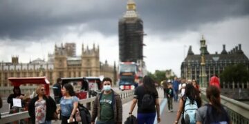 Países levantan las restricciones pese al avance de la cepa Delta