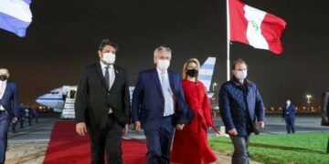 Fernández asistirá a la asunción de Castillo como presidente de Perú