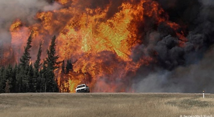 Reportan 300 focos activos de incendios forestales en Canadá