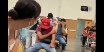 A los gritos: un joven hizo un escándalo cuando quisieron vacunarlo