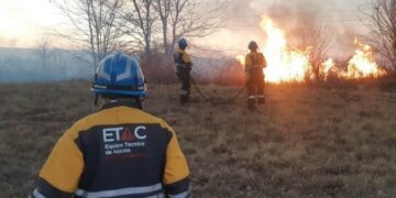 Lucha contra el fuego en La Calera: combaten tres focos de incendio