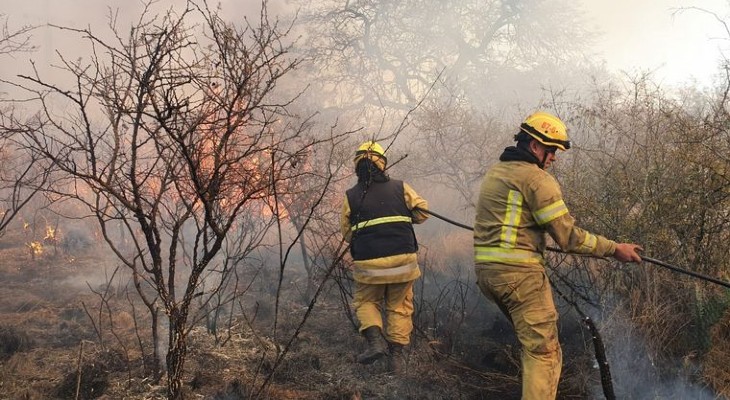 Lucha contra el fuego en La Calera: combaten tres focos de incendio