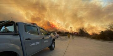 Bomberos combaten un incendio en jurisdicción de Malagueño