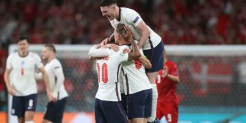 Inglaterra derrotó a Dinamarca con polémica y se metió en la final