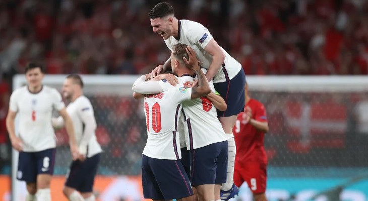 Inglaterra derrotó a Dinamarca con polémica y se metió en la final
