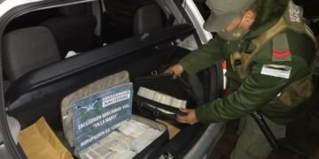 Detienen a dos hombres por encontrar U$S 1.000.000 en su baúl del auto