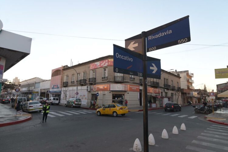Modifican el sentido de circulación de calles Rivadavia y San Martín