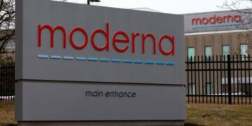Las dosis del laboratorio Moderna arribarían a la Argentina en 2022