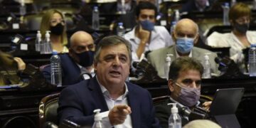 Los radicales presionan a Negri para que no se baje y enfrente al PRO y a Juez