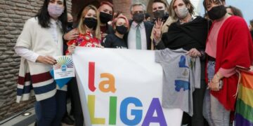 Estévez celebró el acceso al DNI para personas no binarias