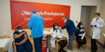 Nueva York y California exigen la vacunación a sus empleados