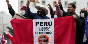 Multitudinarias protestas en Perú contra la indefinición del ballottage