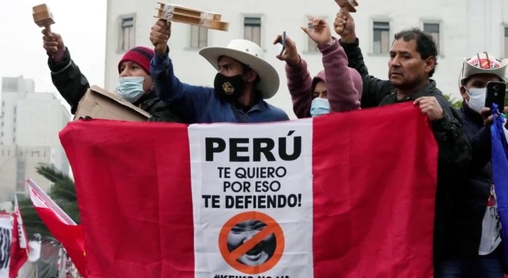Multitudinarias protestas en Perú contra la indefinición del ballottage