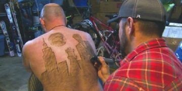 Transformó su espalda en una peluda obra de arte