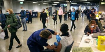 Pfizer asegura que una tercera dosis aumenta la protección contra la variante Delta