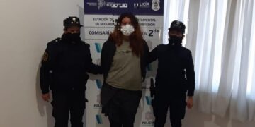 La quisieron detener y se resistió orinando en la cara de uno de los policías