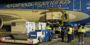 Otro vuelo llegó al país desde Beijing con 768.000 vacunas Sinopharn