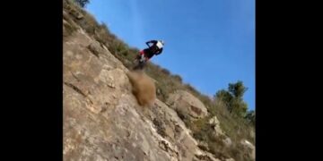 A toda velocidad, trepó una montaña en 90 grados sobre su moto
