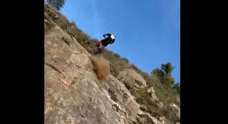 A toda velocidad, trepó una montaña en 90 grados sobre su moto