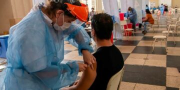 Vacunaron con al menos una dosis al 71% de mayores de 18 años
