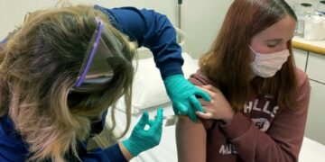 Comenzará la vacunación de adolescentes en Rusia