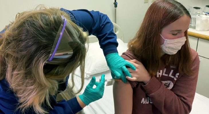 Comenzará la vacunación de adolescentes en Rusia