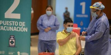 El 65% de los mayores de 18 recibió al menos una dosis