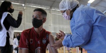 Especialistas respaldaron la decisión de vacunar adolescentes