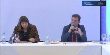 Bee Sellares expuso en la Fundación Mediterránea