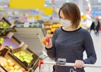 El consumo desaceleró su caída en julio con una merma del 8%