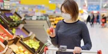 El consumo desaceleró su caída en julio con una merma del 8%