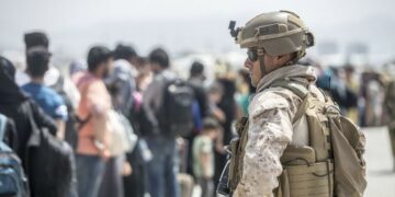 Aceleran evacuaciones de Afganistán y EE.UU. ataca a ISIS