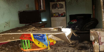 Una joven y sus dos hijos lograron salvarse tras un incendio