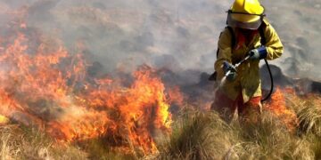 Continúa el combate de dos incendios en las sierras: hay evacuados