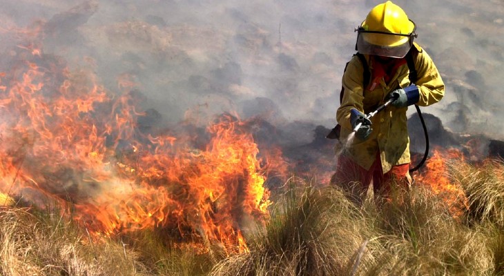 Continúa el combate de dos incendios en las sierras: hay evacuados Continúa el combate de dos incendios en las sierras: hay evacuados